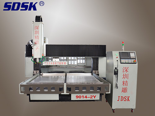 What are the characteristics of the horizontal bed used in economical CNC lathes?