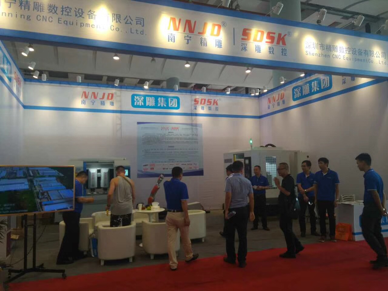 深圳精雕参加东盟博览会，现场取得20台订单的，钻攻机加工精度现场得到上海客户的高度客户，共聚共赢，合作愉快。